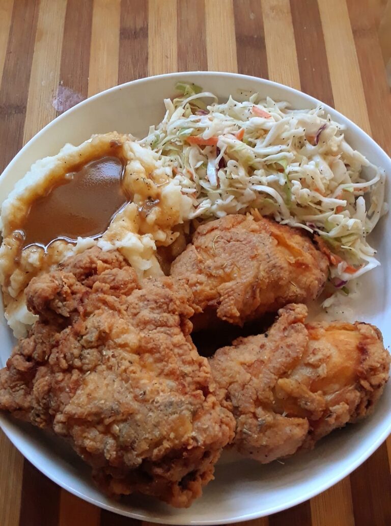 Southern Supper Bliss: Fried Chicken, Mash, and Coleslaw