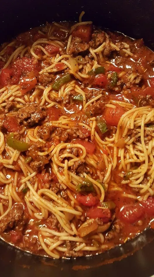  Close-up of perfectly al dente spaghetti topped with meat sauce
