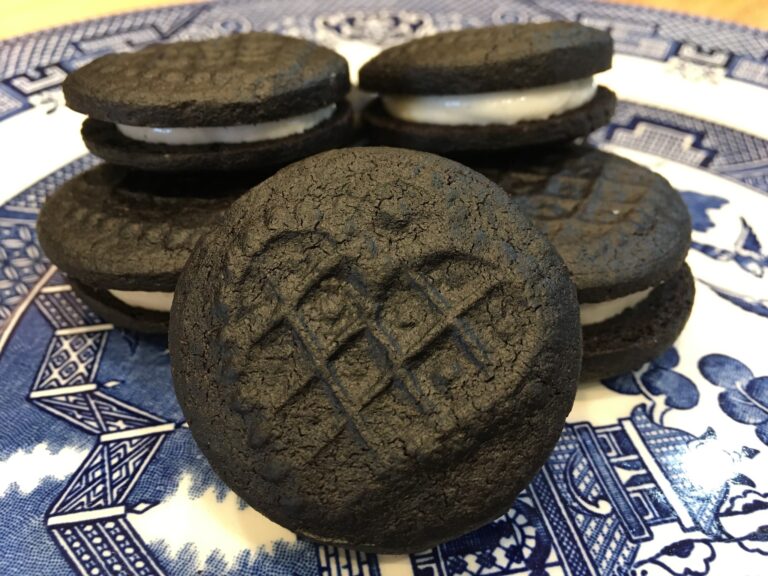 IleneOs sandwich cookies served on a decorative blue plate