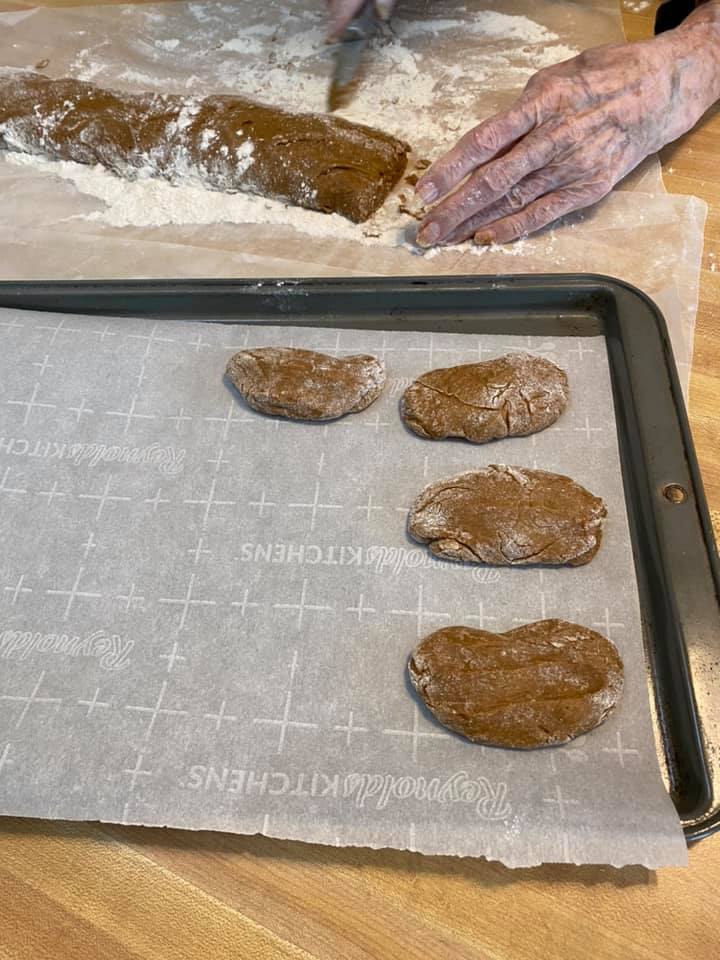 shape soft gingerbread cookies 