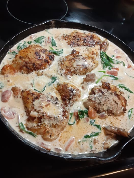 Golden‑seared chicken thighs nestled in creamy Tuscan spinach sauce