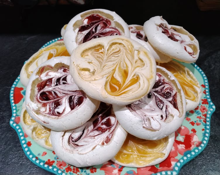 Swirled Meringue Cookies with Jam or Lemon Curd