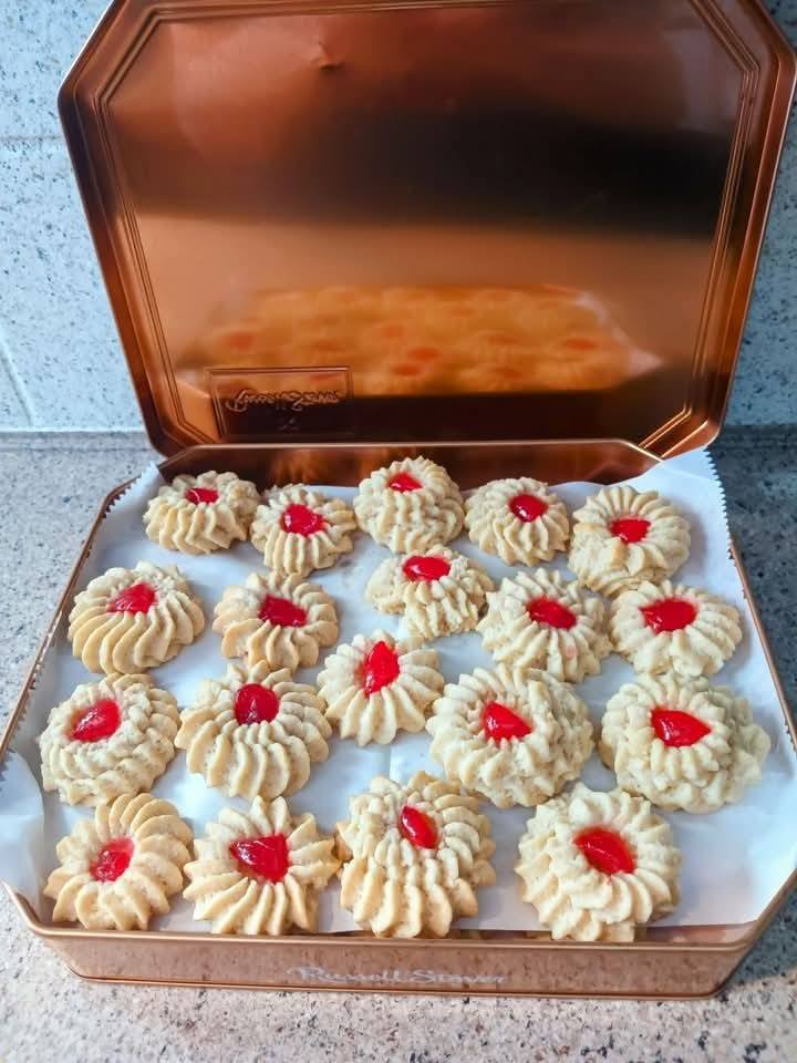 Italian Butter Cookies with Cherry Centers