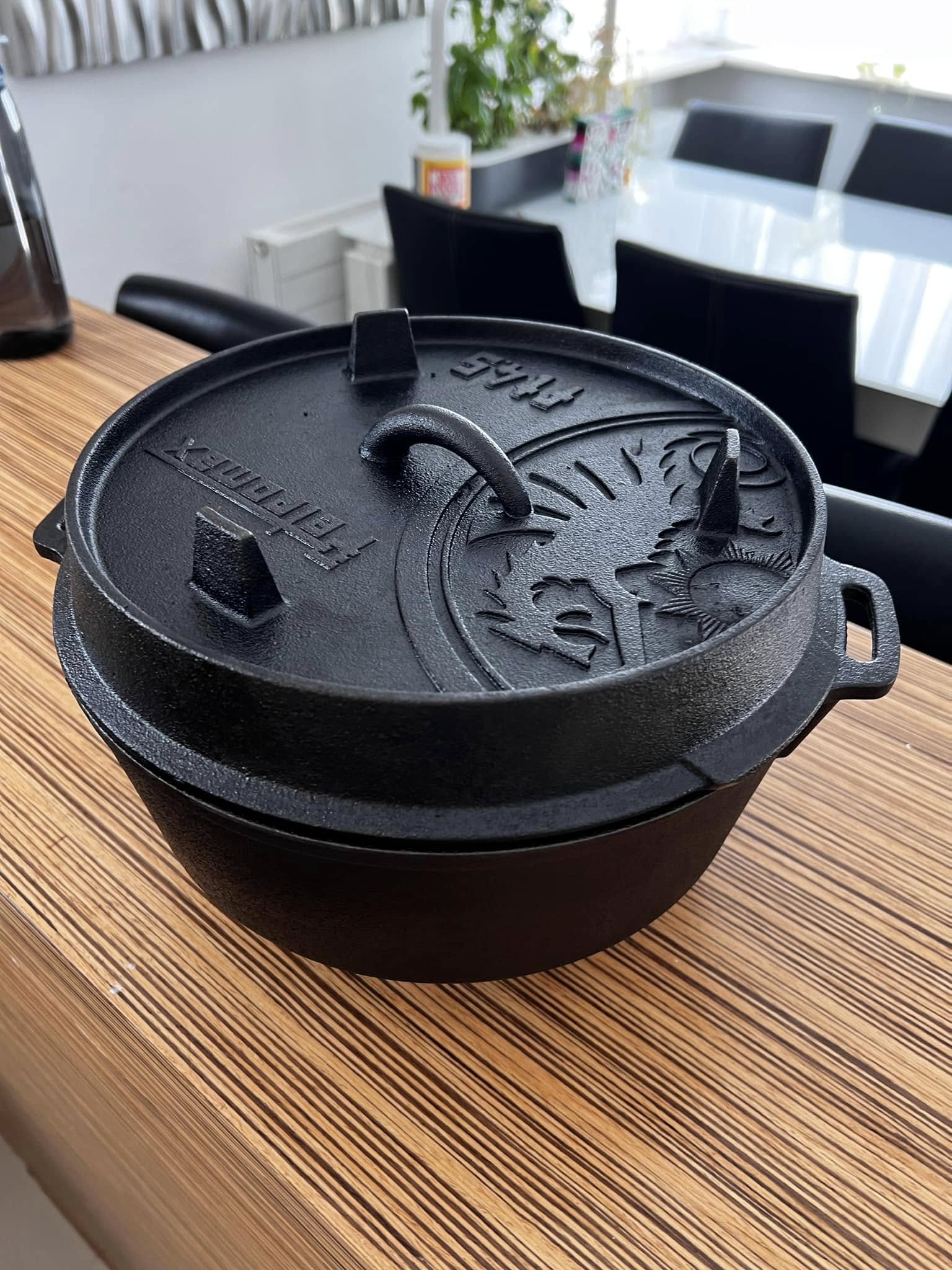 The restored Dutch oven with the lid closed, showing the crisp, black details of the Petromax logo and the smooth finish on the handle